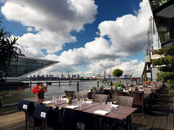 am kai | restaurant. seafood. drinks. elbblick in Hamburg